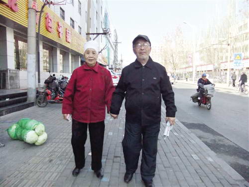 牵手的老人